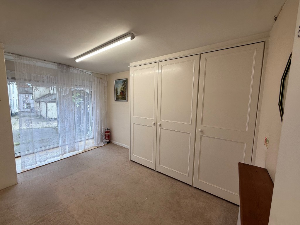 Lot: 6 - INVESTMENT OPPORTUNITY IN TOWN CENTRE LOCATION WITH OFF ROAD PARKING - Carpeted reception area with storage cupboards